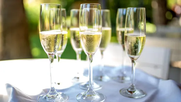 Fyra glas champagne står på ett bord.