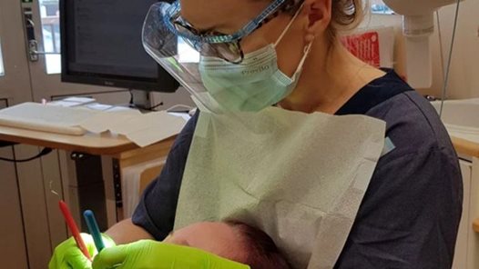 Tandsköterska som behandlar en patient