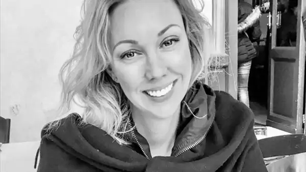 kvinna som ler 