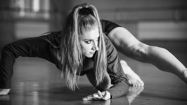 fokuserad kvinna som dansar på golvet med blicken åt höger