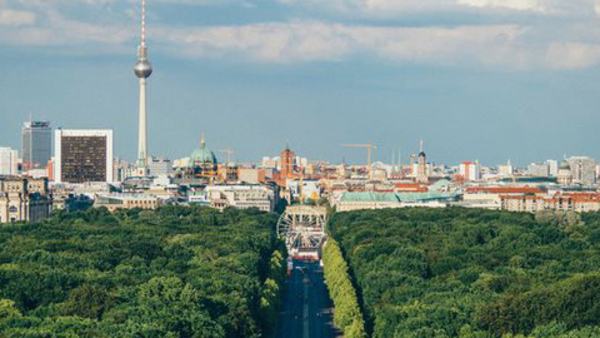 Vy över Berlin med tv-tornet till vänster dit du kan åka på språkkurs i tyska