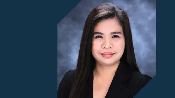 kvinna med svart hår och svart kavaj