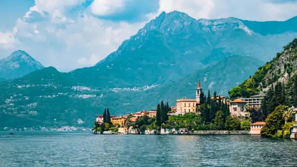 Stad vid Comosjön. Läs italienska i Como.