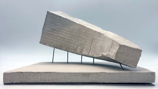 Liten modell av en byggnad på Arkitekturutbildningen.