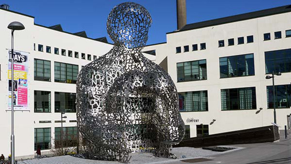 House of Knowledge av Jaume Plensa i Bors framfr Textile Fashion Center