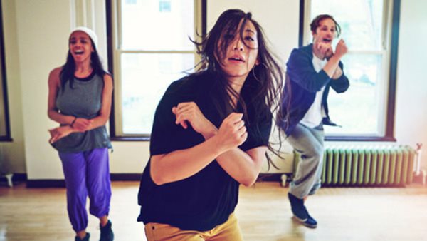 En grupp unga människor dansar på Dansstudion i Linköping