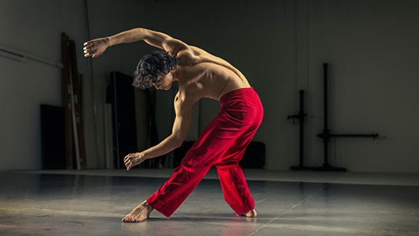 Dansande studerande i röda byxor på Dansutbildning modern nutida Balettakademien Stockholm 