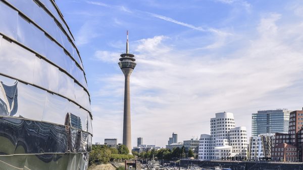 Rhine Tower i Düsseldorf dit vi utöver Köln med fler har språkresor i tyska för vuxna
