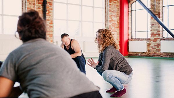 Deltagare som utövar mindfulness och qigong