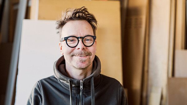 Glad deltagare med mörka glasögonbågar - på kurs i screentryck