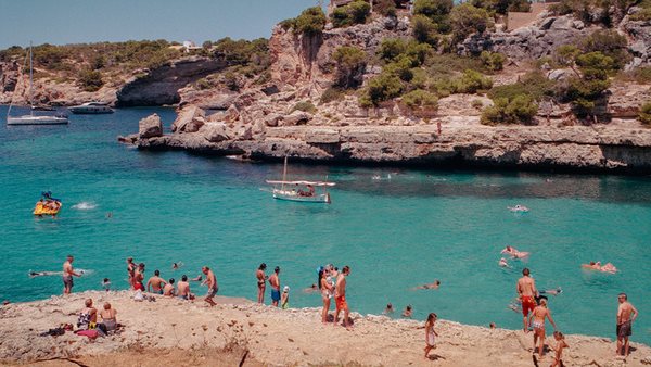 hitta språkresor för vuxna till mallorca spanien och läs spanien på plats