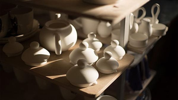 Fotografi föreställande handgjorda kannor i keramik.