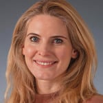 En kvinna med blont hår och blå ögon.