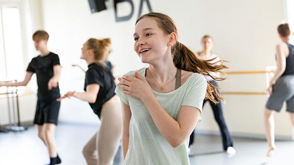 Glada ungdomar som dansar på Balettakademien Stockholm