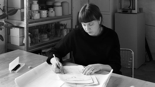 Fotografi på Alexandra Nilasdotter i hennes ateljé.