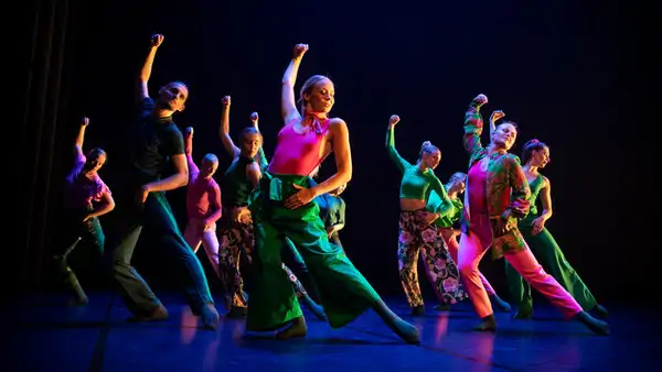 Balettakademien, dansgrupp på scen