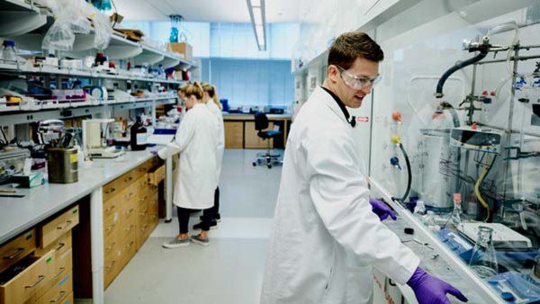 Läke- och livsmedelstekniker arbetar i labb, Folkuniversitetet Uppsala