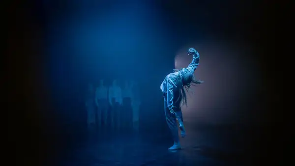 En tjej som dansar på scen.