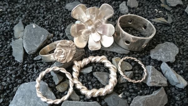 Deltagare som skapar silversmide smycke