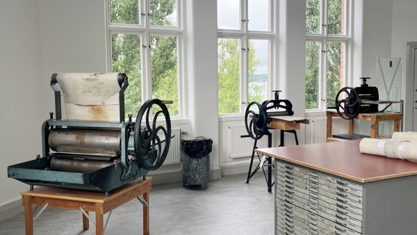 Ett rum fyllt med massor av olika typer av tryckmaskiner.