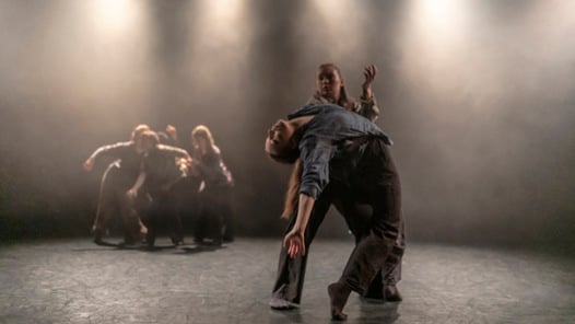 Flera dansare på scen under en föreställning. 