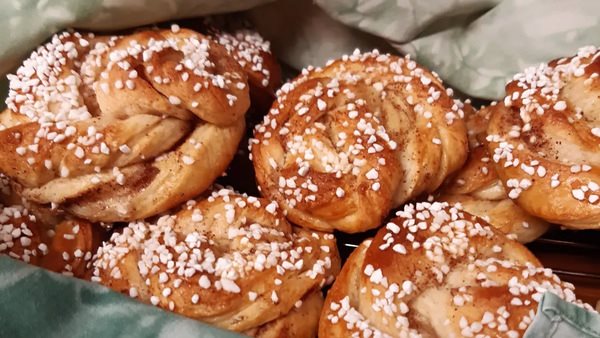 Kanelbullar i en fikakorg