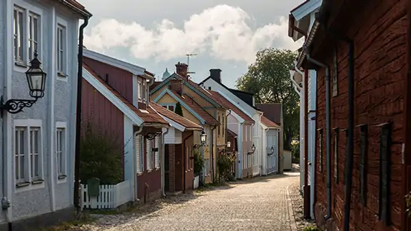 En gata med äldre hus i Vadstena