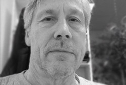 Ett svartvitt foto av en &auml;ldre man.