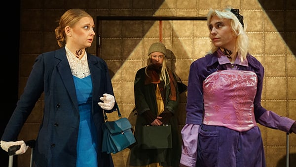 Två elever på scen, närbild. 