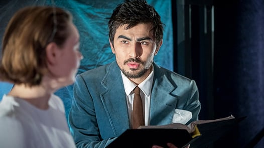 Två elever på scen. 