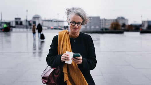 Glad kvinna i förgrunden till en kurs på Pensionärsuniversitetet i Gävle