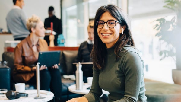 Kvinna i grön tröja 