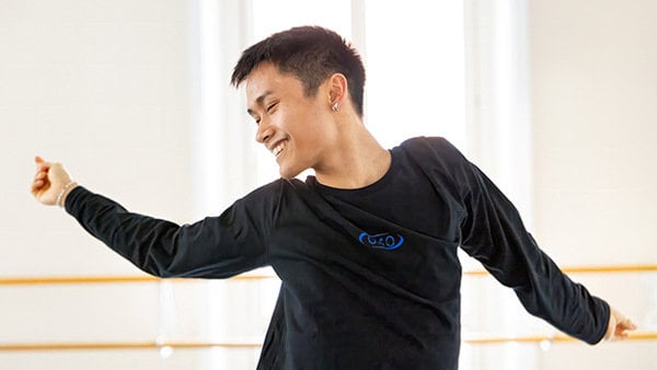 Ung kille i svart tröja dansar på Balettakademien 