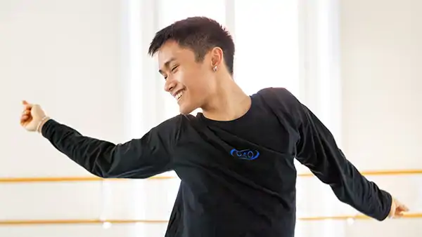 Ung kille i svart tröja dansar på Balettakademien 