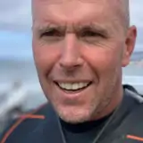 En närbild av en man.