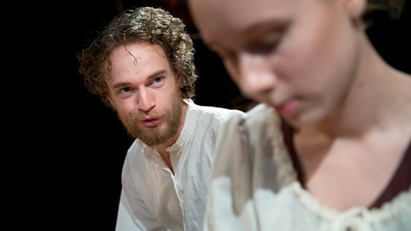 Två studenter på scen i en närbild. 