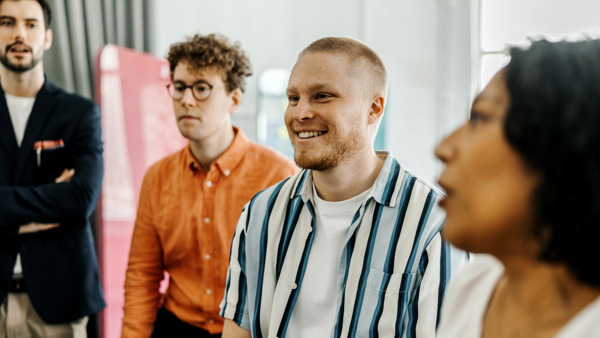 En grupp människor som står bredvid varandra.