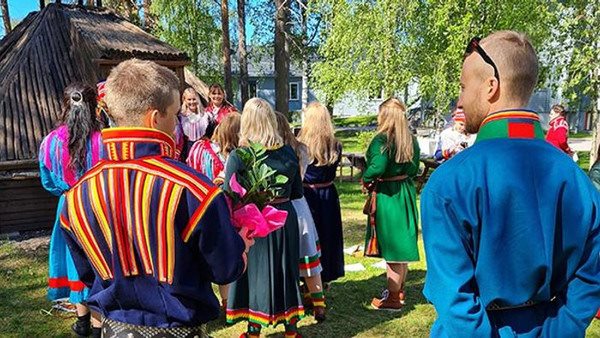 män och kvinnor i samiska dräkter