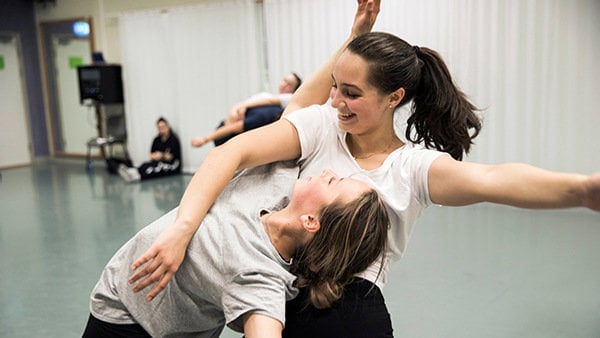Två unga tjejer dansar ihop på Balettakademien 