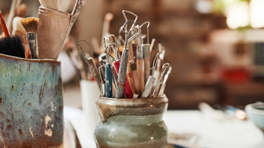 En skål med verktyg som används på Folkunversitetets kurser i lera, keramik och skulptering. 
