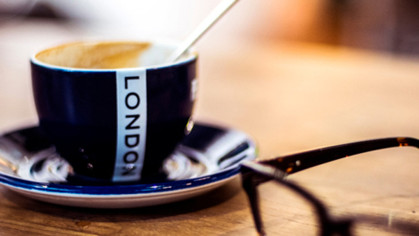 Engelska. Kaffekopp med text London.