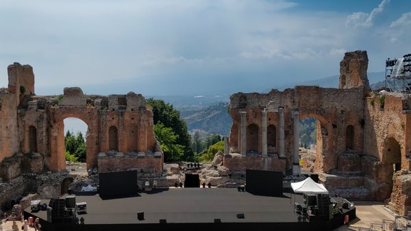 Vy över ruiner i Taormina där vi har språkkurser i italienska för vuxna