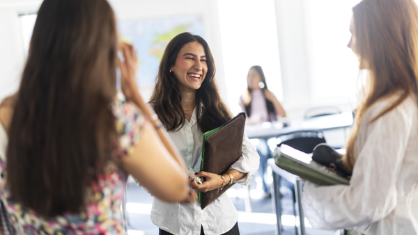 Elever som samarbetar och studerar med sina laptops i klassrummet