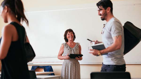 Deltagare med anteckningsbok och ryggsäck i klassrum - på kurs i bulgariska