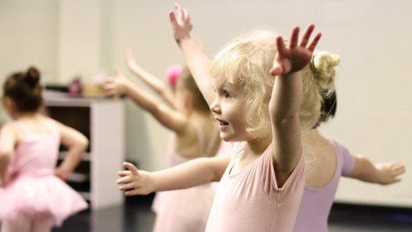 Barn som lyfts upp i luften på kurs i bebisdans Dansstudion i Linköping