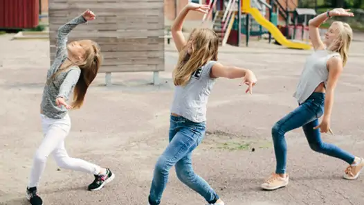 En grupp unga flickor som dansar.