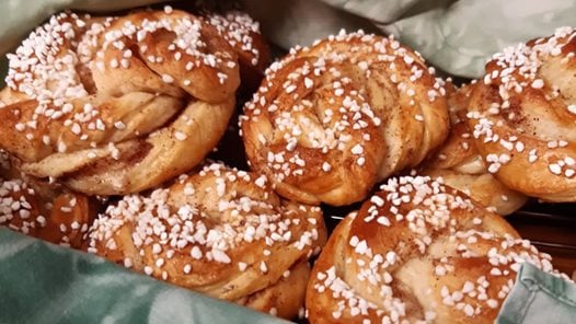 Kanelbullar i fikakorg