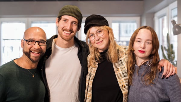 En grupp människor som står bredvid varandra.