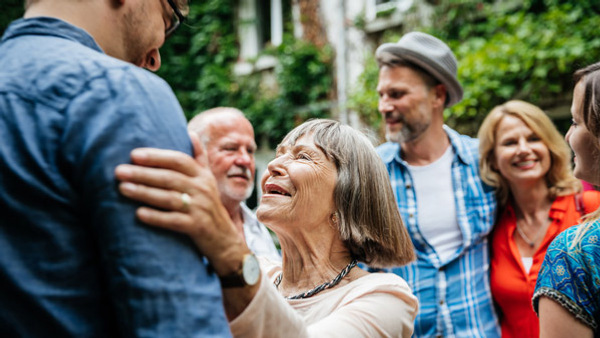 Glada människor i olika åldrar som samlat sin förening i en studiecirkel
