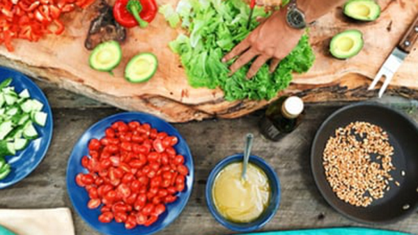 Ingredienser syns på ett bord under en matlagning vilket går att få som kombination under en språkresa